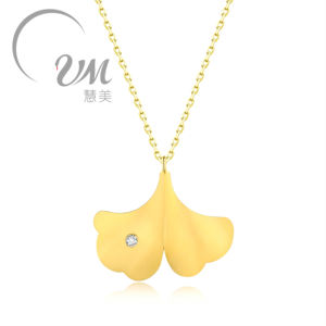 Collier quotidien en or 18 carats avec feuille de ginkgo incrustée de diamants - Product Image 1