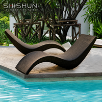 Chaise longue de plage en rotin moderne de luxe pour l'extérieur, idéale pour le bord de la piscine, la terrasse, le jardin, le balcon, la villa, le resort, pour se détendre au soleil