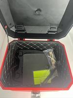 Boîte arrière pour moto OEM 36L Grande capacité Matériau PP haute résistance Cadre universel Longueur 40,5 cm Largeur 36 cm Hauteur 30 cm