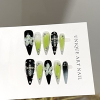 Ongles press-on personnalisés faits main, noir et rose, motif galaxie, avec étoiles, paillettes, cristaux, croix, et ensemble de breloques en strass