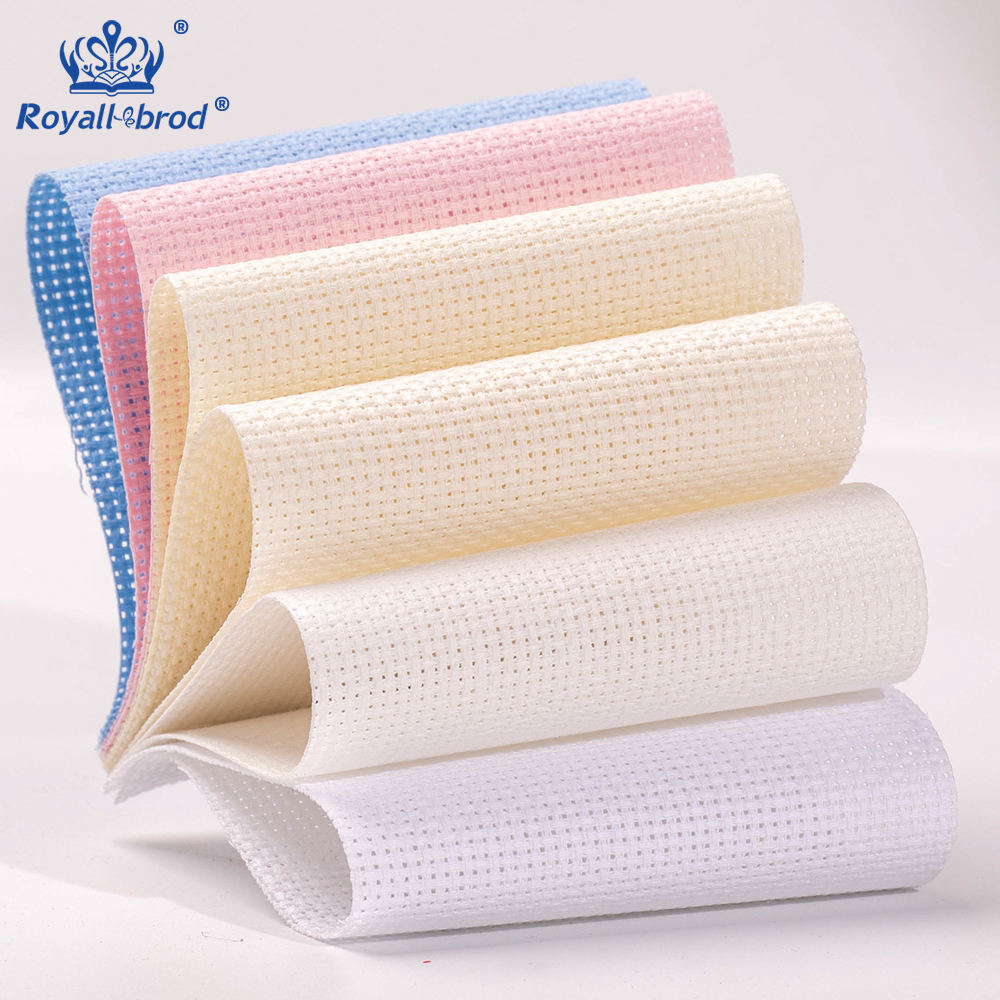 Crocheting a leg spread for tv watching, image size:1000x1000