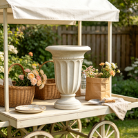Urne-jardinière classique à piédestal cannelé vertical, en résine blanc cassé texturée, style trophée, faite et peinte à la main, ornement de jardin vintage romain
