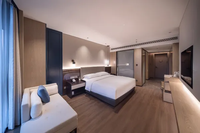 Ensemble de chambre à coucher moderne de luxe en bois, lit king size, cadre en bois massif, tête de lit rembourrée - Meubles pour hôtel et appartement, tailles personnalisables