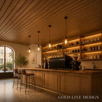 Panneau de plafond en PVC à grain de bois avec ligne dorée décorative de luxe moderne, installation de grille de plafond, ignifuge, pour café, bar, salon, bistrot