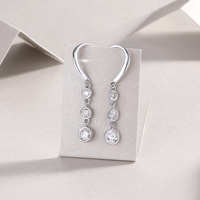 Boucles d'oreilles pendantes en argent sterling 925 avec trois pierres de moissanite pour femme, sertissage clos, couleur D, moissanite VVS1, boucles d'oreilles diamant