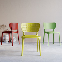 Chaise de salle à manger nordique en plastique empilable avec dossier haut épaissi et confortable
