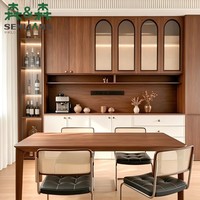 Buffet mural modulaire personnalisé avec détails cintrés pour projet d'appartement de luxe
