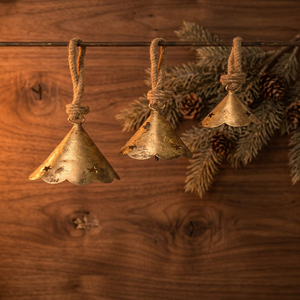 Clochettes métalliques vintage festonnées à suspendre, décoration rustique de style ferme pour la maison, le jardin et Noël - Product Image 3