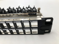 Panel de Conexiones en Blanco de Alta Densidad 1U 48 Puertos Cat6 UTP RJ45/RJ11 con Barra Trasera de Material SPCC Color Negro
