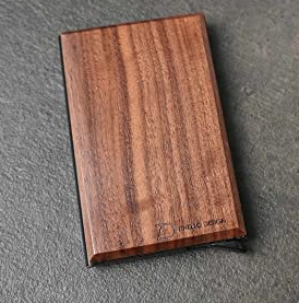 Support de cartes de visite en noyer de qualité supérieure (gravé) - Product Image 4