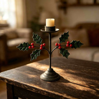 Chandelier de Noël artisanal en fer avec feuilles de houx et baies rouges, centre de table rustique pour les fêtes, décoration intérieure