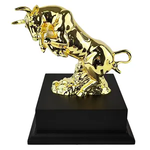 Artigianato in metallo personalizzato cultura tradizionale cinese statue d'oro della mucca zodiacale sculture per regali aziendali