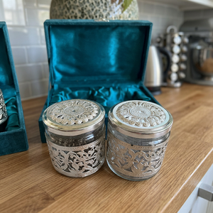 Ensemble de pots en verre ronds avec couvercle en argent gravé pour la décoration de la maison - Product Image 1