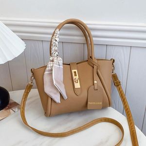 Sac seau grande capacité pour femme, style coréen, en PU et polyester, idéal pour les réunions, les rencontres avec la belle-mère et le travail - Product Image 1
