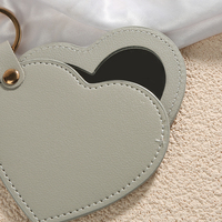 Miroir cosmétique portable en cuir PU en forme de cœur avec logo personnalisé, miroir compact de poche, porte-clés