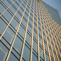 Mur-rideau en panneaux d'aluminium de forme irrégulière Prima, conception renforcée, cadre dissimulé, pour immeuble de bureaux