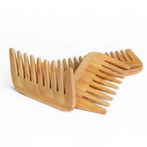 Peigne à barbe en bois de santal à dents larges pour hommes, avec logo personnalisé, antistatique, pour le soin de la barbe, vente en gros - Product Image 2