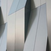 Mur-rideau en panneaux d'aluminium de forme irrégulière Prima, conception renforcée, cadre dissimulé, pour immeuble de bureaux