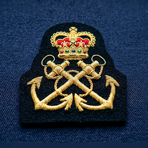 Écusson brodé personnalisé avec ancre et couronne de lauriers, à coudre sur tissu, pour uniforme ou vêtement - Product Image 1