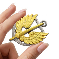 Pins personnalisés sur mesure en alliage métallique avec logo 3D en relief, motifs aile, épée, ancre, plaqué or et argent, badge découpé creux et porte-clés