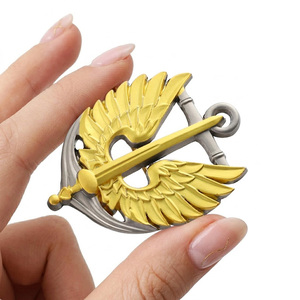 Pins personnalisés sur mesure en alliage métallique avec logo 3D en relief, motifs aile, épée, ancre, plaqué or et argent, badge découpé creux et porte-clés - Product Image 2