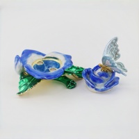 SHINNYGIFTS Boîte à Bijoux en Émail Rose avec Décoration Papillon, Boîte à Bijoux en Métal Peinte à la Main, Boîte de Rangement pour Souvenirs Ornée de Strass Floraux