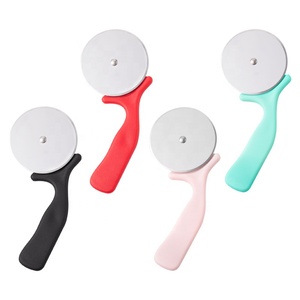 <span class=keywords><strong>Petit</strong></span> <span class=keywords><strong>emporte</strong></span>-pièce avec manche en plastique Couteau à molette à pizza rond en acier inoxydable Outils de cuisson <span class=keywords><strong>Emporte</strong></span>-pièce à rouleau Coupe à anneau - Product Image 5