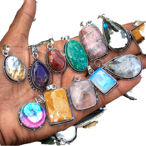 Collares con Colgantes Multicolores de Latón de Alta Calidad, Acabado Encerado, Regalo Accesible para Fiestas, para Mujeres, Colgantes de Corazón con Cristales Chapados en Oro - Product Image 1