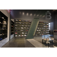 Maßgefertigte Hochwertige Herren-Sportschuh-Vitrine Einzigartiges Design Edelstahl Gehärtetes Glas Baishida Marken-Schaukasten
