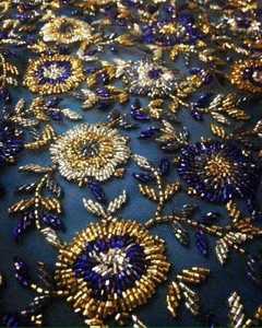 Tissu perlé avec motifs floraux denses, paillettes de cristal et broderie à la main, parfait pour la couture de piste - Product Image 3