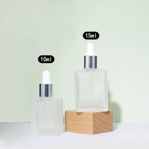 Venta al por Mayor de Botellas de Vidrio Cuadradas Transparentes y Esmeriladas de 10 ml y 15 ml, Color Rosa, para Suero y Aceite Esencial, con Gotero y Pipeta, Marca LK, Impresión Serigráfica - Product Image 3