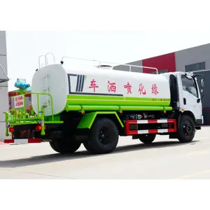 O aspersor de estrada molha o caminhão de entrega usado para o transporte da água com o tanque do armazenamento da água 10cbm