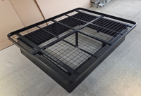 Lit plateforme en bois sans tête de lit, très grand lit California King, cadre noir