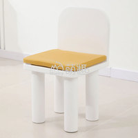 Ensemble table et chaises ovales modernes en bois Moetry pour aire de jeux intérieure, idéal pour les écoles et les fêtes d'enfants, couleur blanc