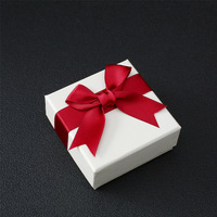 Boîte cadeau créative texturée en gros avec nœud papillon, base carrée et couvercle en papier couché pour collier, bague, boucles d'oreilles, cadeau de Noël