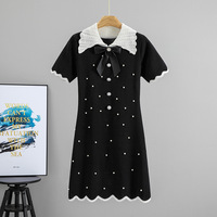 Robe Polo Élégante Noire Unie en Maille pour l'Été avec Col en Dentelle Blanche, Nœud et Ornements de Perles - Tenue Décontractée et de Soirée