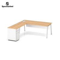 Bureau de direction en forme de L SpaceUnited avec structure en acier et panneau d'intimité, poste de travail ergonomique moderne avec rangement