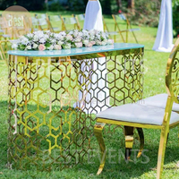 Décoration d'étape de conception unique mariée et marié asseyant la table d'amoureux pour épouser