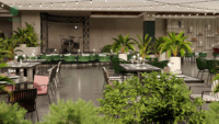 Table de terrasse personnalisée, chaise, comptoir de bar, panneau cannelé, casier à vin pour bar, restaurant, extérieur