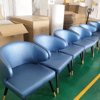 Chaise de restaurant moderne en bois de couleur rouge et bleue, confortable et personnalisée, pour café, supermarché, hôpital