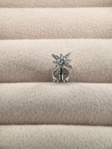 أقراط مرصعة بالألماس مخصصة من الذهب الأبيض عيار 18 قيراط للنساء مناسبة للذكرى السنوية - Product Image 3