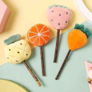 Juguete de masticación duradero con hierba gatera para gatos, palo para jugar con frutas y verduras, suministros para mascotas de interior al por mayor - Product Image 1
