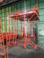 Plateforme de travail mobile robuste avec roues, hauteur réglable pour usage industriel, aéronautique et en entrepôt