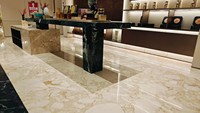 SGZ Bvlgari Gold Calcite Big Slab, écologique, durable, imperméable, surface polie, design moderne, base blanc crème, doré, pour salle à manger