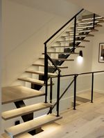Escalier moderne à poutre simple, marches en bois et marches ouvertes, garde-corps en verre sans cadre