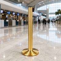 Poteau de guidage en aluminium doré poli avec barrière à sangle rétractable pour la gestion des files d'attente dans les aéroports, hôtels et événements