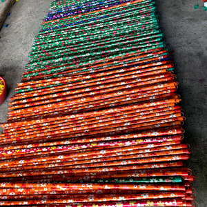 Manche de balai en bois revêtu de PVC du Vietnam, tuyau en PVC coloré, fabricant de manche de balai en plastique, design floral en plastique - Product Image 3