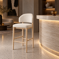 Tabouret de bar moderne rembourré crème avec dossier ouvert, structure en bois clair, repose-pieds, chaise haute pour îlot de cuisine et bar à domicile