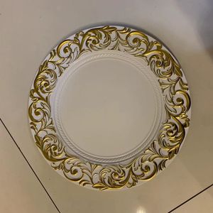 Assiettes de chargeur réutilisables baroques en plastique blanc noir vintage de luxe de 13 ''avec bord doré floral pour la décoration de mariage de fête d'événement - Product Image 1