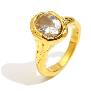 Anillo Único para Mujer, Diseño Irregular Hecho a Mano, con Bisel Arrugado, Zirconia Ovalada Individual, Acero Inoxidable, Bañado en Oro al Vacío, Colección 2026 Art Niche - Product Image 1